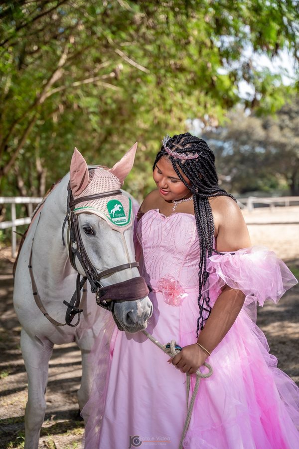 Ester Zion ao lado de um cavalo branco
