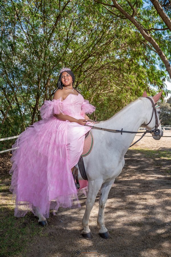 Ester Zion montada em um cavalo branco